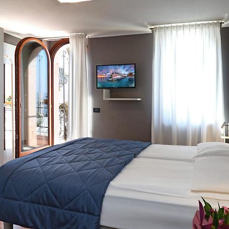 Albergo All'Ancora Garda  Ngoại thất bức ảnh